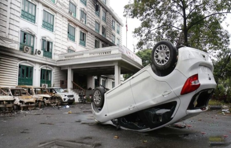 বিদ্রোহে বিধ্বস্ত নেপাল