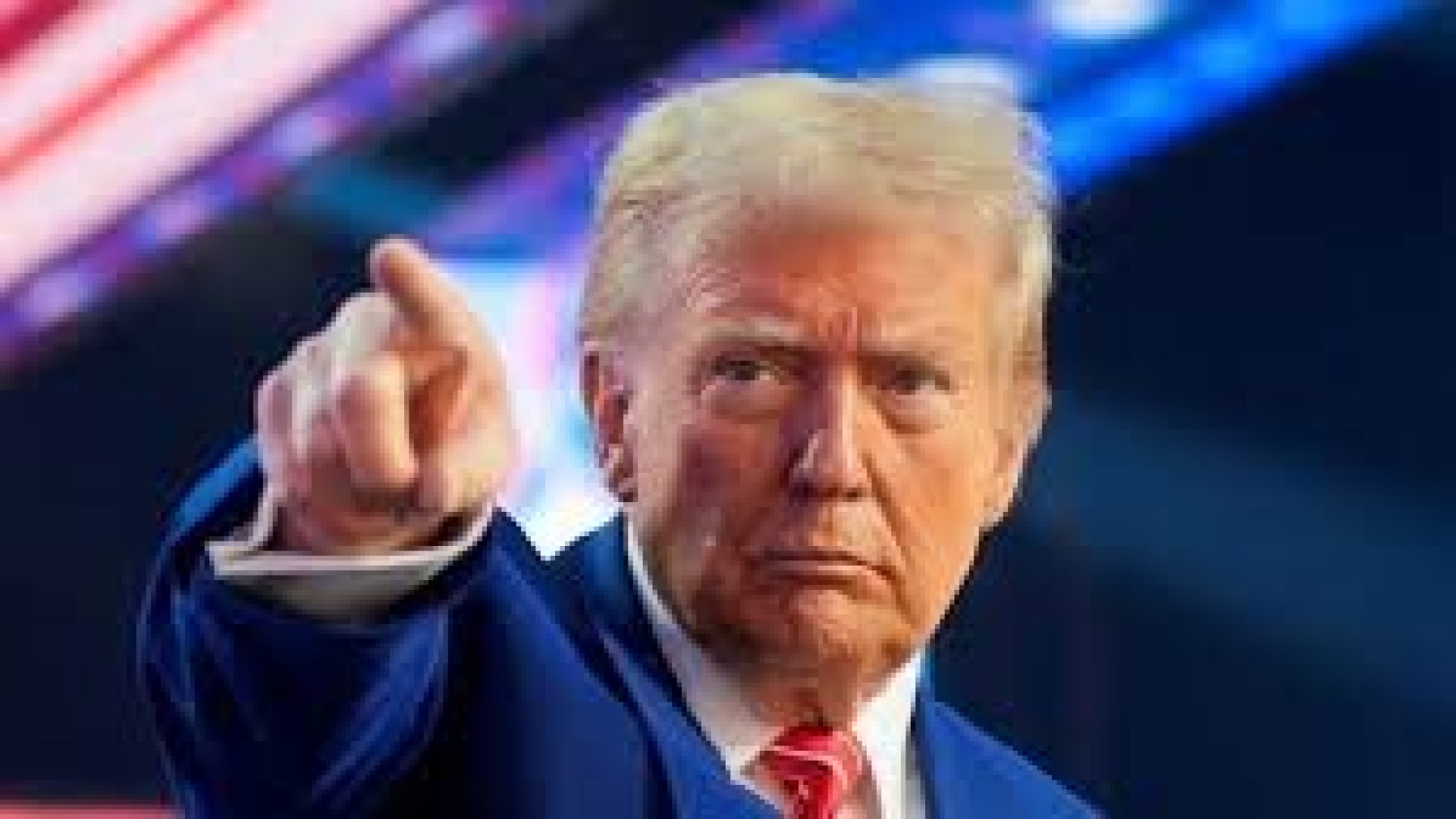 প্রেসিডেন্ট  ট্রাম্প বলেন, ইরানের সাথে সম্পর্কের ক্ষেত্রে আমেরিকা 'অতিরিক্ত এগিয়ে যাচ্ছে'। তিনি আরও বলেন যে আমেরিকা ইরানের বিরুদ্ধে সামরিক অভিযানকে সফল বলে বিবেচনা করতে পারে।